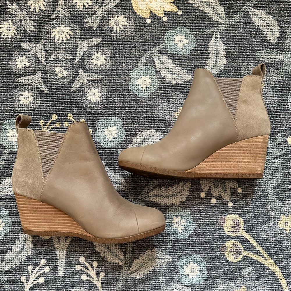 TOMS Bootie- Taupe 7.5